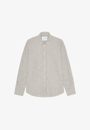 Csíkos, gombos ing világos bézs és sötétbarna színösszeállításban. Klasszikus gallérral és hosszú ujjakkal, gombos mandzsettákkal.