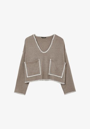 Brauner, kurzer Pullover mit langen Ärmeln, V-Ausschnitt und weißen Akzenten. Verfügt über zwei aufgesetzte Taschen und eine weiche Stricktextur.
