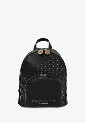 Zaino in pelle nera con decorazioni a forma di puntini argentati, manico superiore e una tasca frontale con cerniera con una citazione decorativa. Texture liscia.