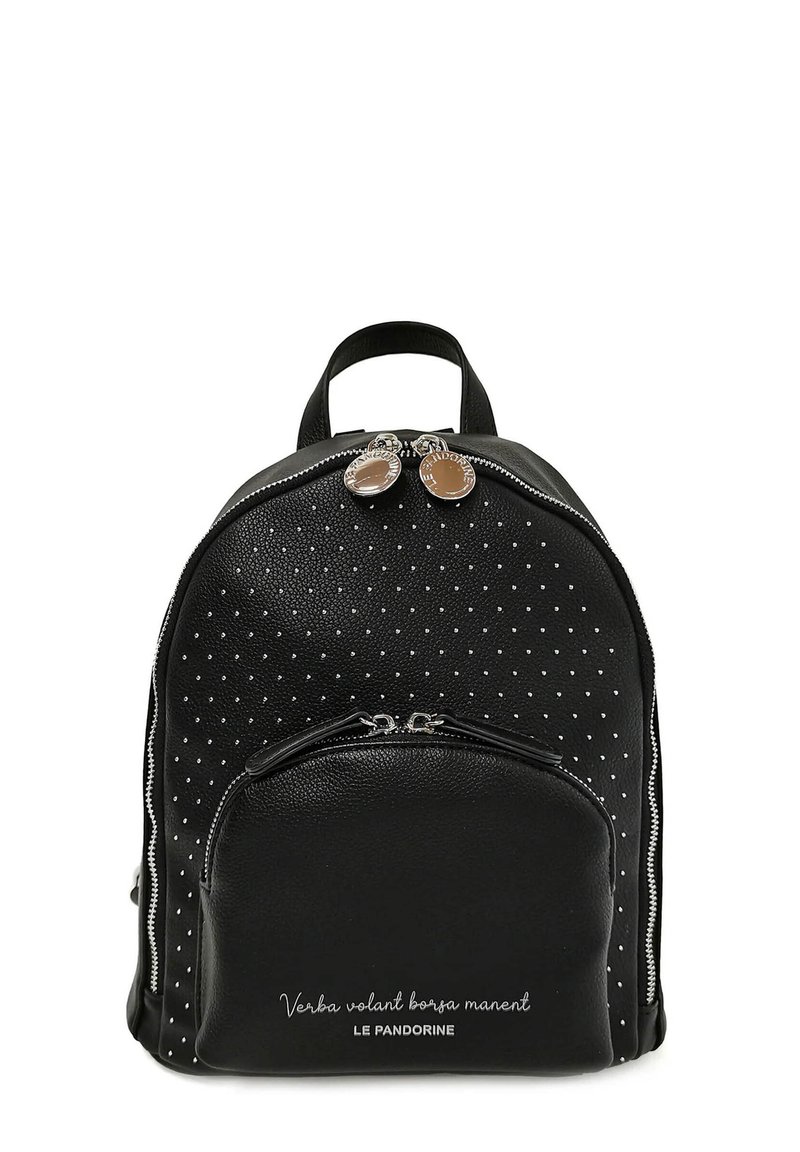 Zaino in pelle nera con decorazioni a forma di puntini argentati, manico superiore e una tasca frontale con cerniera con una citazione decorativa. Texture liscia.