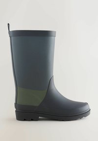 Botte de pluie en caoutchouc noir avec une bande d'accent verte, hauteur mi-mollet, semelle texturée et tirette à l'arrière pour unEnfilage facile. Fini lisse.