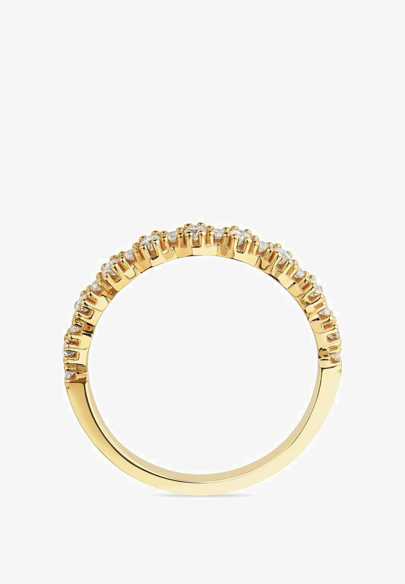 Goldring mit einem glatten Band, das eine Reihe von krappen-fassenden klaren Edelsteinen entlang der Oberseite zeigt und ein elegantes und poliertes Design präsentiert.