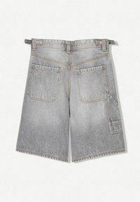 Sive jeans kratke hlače z izbledelem izgledom. Vsebujejo dva zadnja žepa in raztrgan rob. Narejene so s standardnimi zankami za pas.