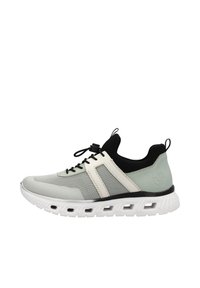 Baskets de sport avec une tige en mesh et en matériau synthétique dans des nuances de gris, blanc et noir. Elles sont dotées d'une semelle rembourrée avec des accents découpés et des lacets.