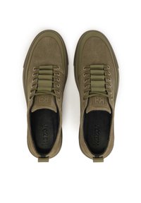 Olivgrüne Sneaker mit einer Wildleder-Oberfläche, ausgestattet mit elastischen Bändern über den Schnürsenkeln, Gummisohlen und einer Schlaufe an der Ferse.