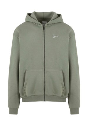 Zeleni zip-up dukserica izrađena od mekog materijala, sa prednjim džepom, rebrastim manžetama i jednostavnim logom u belo s leve strane.
