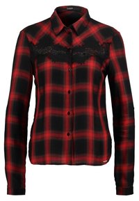 Chemise à manches longues à carreaux rouge et noir en tissu doux, avec une insertion en dentelle noire sur la poitrine et une fermeture à boutons.