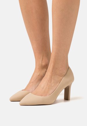 Escarpins beiges à talon haut avec un bout pointu et une texture lisse. Le talon a un style bloc de hauteur moyenne, offrant de la stabilité.