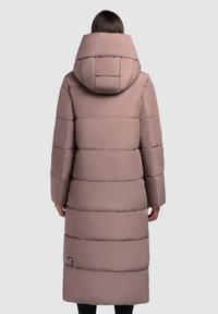 Abrigo largo y acolchado en rosa suave con una gran capucha, diseño acolchado y bolsillos laterales. Textura suave con un ligero brillo.