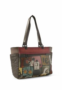 Braune Leder-Shoppertasche mit einem mehrfarbigen grafischen Design. Ausgestattet mit zwei dunkelbraunen Schulterriemen und einem roten Lederakzent oben.