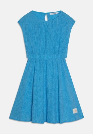 Blaues strukturiertes Kleid mit kurzem Ärmel, tailliert, rundem Ausschnitt, kleinem Rückenschlitz und Calvin Klein Jeans-Label am Rocksaum.