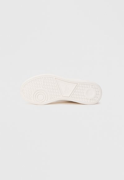 Sola de ténis branca em borracha com padrão texturizado antiderrapante, apresentando um elemento de design circular e triangular para tração. Design liso e minimalista.