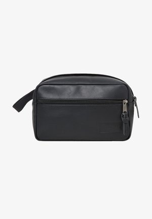 Porta cosmetici in pelle nera con superficie liscia, chiusura con zip e manico laterale. Presenta una tasca frontale con branding discreto.