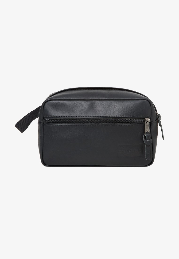 Porta cosmetici in pelle nera con superficie liscia, chiusura con zip e manico laterale. Presenta una tasca frontale con branding discreto.