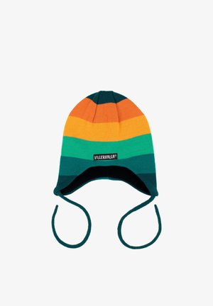 Bonnet tricoté avec des rayures orange, vertes et bleu sarcelle. Il possède des cache-oreilles et des liens, avec un intérieur noir et une petite étiquette VILLERVALLA à l'avant.