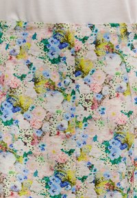 Blumenmuster auf einem leichten cremefarbenen Hintergrund, mit einem lebhaften Muster von pinken, blauen und gelben Blumen sowie grünen Akzenten.