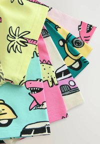 Tissu imprimé coloré avec des dinosaures de dessin animé, des voitures et des palmiers dans des nuances de jaune, rose, vert et bleu. Texture douce, finition lisse.