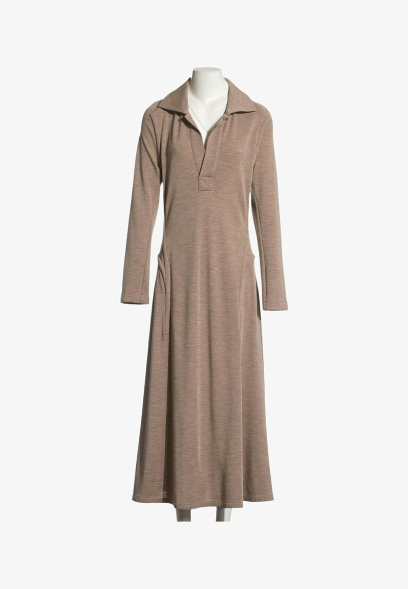 Robe beige à manches longues avec col et encolure en V, poches latérales et jupe fluide, présentée sur un mannequin sans tête.