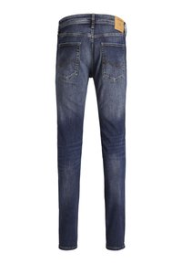 Tmavomodré rifle z denimu zobrazené zozadu s dvoma zadnými vreckami a koženou značkovou nášivkou na páse.