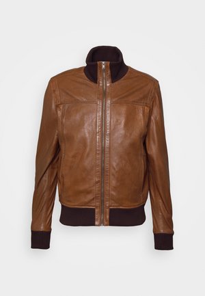 Chaqueta de cuero marrón con cremallera delantera, cuello, puños y cinturilla acanalados en color marrón oscuro, presentada sobre un fondo claro y liso.