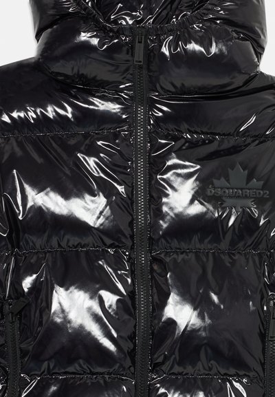 Jachetă puffer neagră cu un finisaj lucios, prezentând un guler înalt, închidere cu fermoar și un mic logo negru pe piept. Design pătrat cu umplutură.