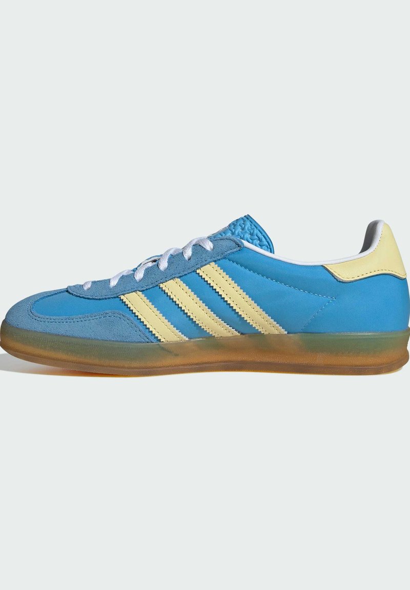 adidas Originals GAZELLE INDOOR - Trainers - semi blue burst almost yellow  cloud white/light blue - Zalando.ie