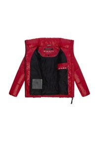 Chaqueta acolchada roja con un exterior brillante, que presenta un interior negro. Incluye etiquetas, bolsillos y un cierre de cremallera.