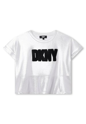 Camiseta blanca de manga corta y corta con letras negras en relieve de DKNY en el pecho y escote redondeado.