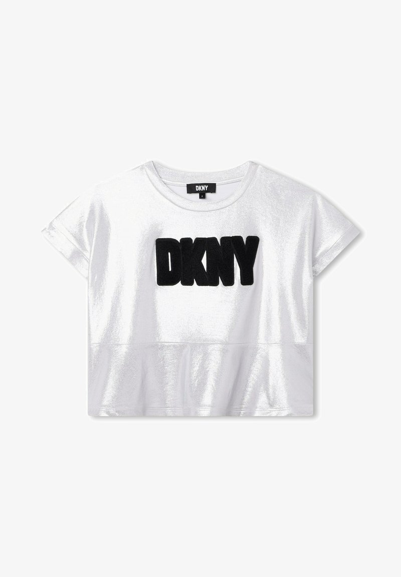 T-shirt court à manches courtes blanc avec lettres DKNY noires en relief sur la poitrine et encolure arrondie.