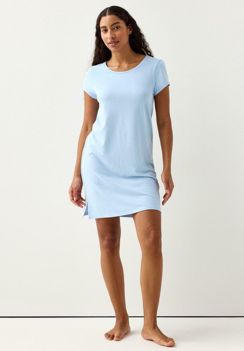 Hellblaues, kurzärmeliges Kleid aus weichem Stoff. Verfügt über einen Rundhalsausschnitt und einen Seitenschlitz für mehr Bewegungsfreiheit. Einfache, glatte Textur.