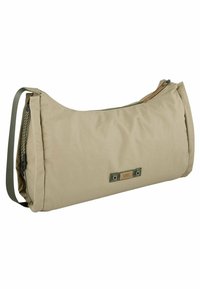 Beige canvas skuldertaske med en bred form, toplynlås, justerbar rem og et rektangulært mærke foran.