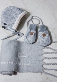 Cappello grigio per bambini con fodera morbida, muffole coordinate e una sciarpa morbida. La sciarpa presenta una frase ricamata, con una finitura liscia e testurizzata.