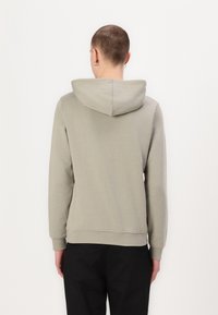 Hellgrüner Hoodie mit Kapuze, glatter Textur, gerippten Bündchen und Saum sowie lässiger Passform. Keine sichtbaren Grafiken oder Muster.