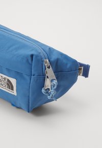 The North Face BERKELEY LUMBAR UNISEX - Diržinis krepšelis - indigo stone-steel blue