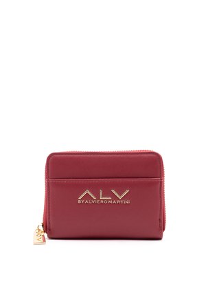 Portafoglio compatto rosso con logo ALV ByAlvieroMartini dorato e tiretto della cerniera in oro su sfondo bianco.