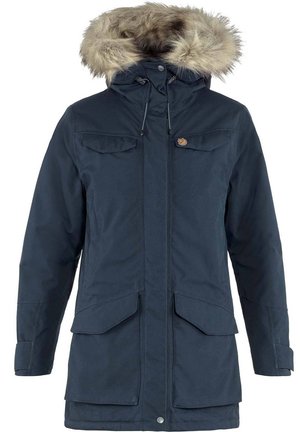 Parka navy con cappuccio foderato in pelliccia sintetica, cordoncino regolabile, due tasche frontali e chiusure a pressione. Materiale liscio e resistente all'acqua.