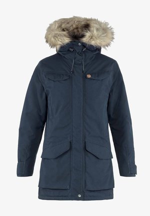 Parka marine avec une capuche doublée en fausse fourrure, cordon de serrage réglable, deux poches avant et fermetures-pression. Matière lisse et résistant à l'eau.