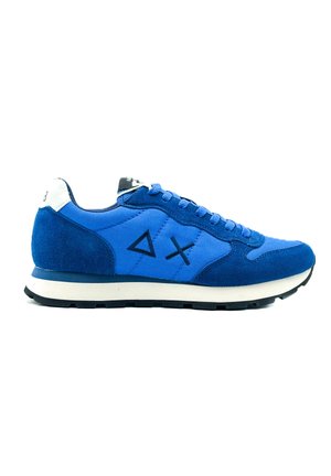 Scarpa sportiva blu che presenta una combinazione di materiali in camoscio e tessuto, con una suola bianca, dettagli neri e un logo circolare sulla linguetta.
