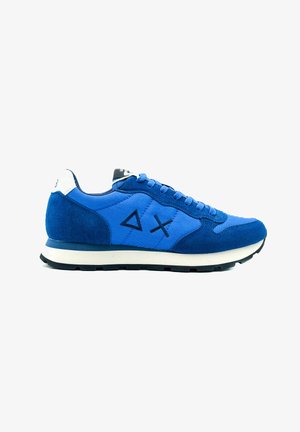 Blauwe sportschoen met een combinatie van suede en stof, met een witte zool, zwarte accenten en een cirkelvormig logo op de tong.