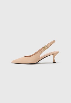 Scarpe con tacco alto slingback in pelle beige chiaro, punta affusolata, tacco a cono basso, dettaglio a cuore dorato sulla cinturino, superficie liscia.