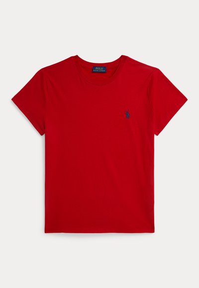 Rotes T-Shirt mit kurzen Ärmeln und Rundhalsausschnitt, mit kleinem dunkelblauem Polo Ralph Lauren Logo auf der linken Brust bestickt.