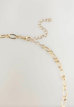 Goldkette mit ovalen Gliedern und einem Karabinerverschluss, ausgestattet mit einer verstellbaren Verlängerungskette auf einem hellen neutralen Hintergrund.