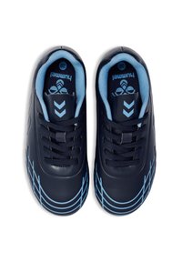 Granatowe sneakersy dla dzieci wykonane z gładkiego materiału syntetycznego, z niebieskimi akcentami i siatkowym wzorem po bokach, okrągłym noskiem i sznurowanym zapięciem.