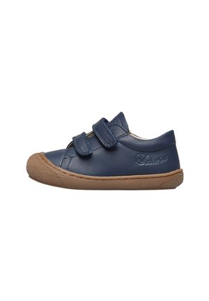 Scarpa in pelle blu con due cinturini in velcro, punta arrotondata e suola in gomma marrone. Presenta una punta testurizzata e un marchio incavato sul lato.