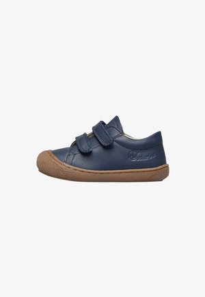 Scarpa in pelle blu con due cinturini in velcro, punta arrotondata e suola in gomma marrone. Presenta una punta testurizzata e un marchio incavato sul lato.