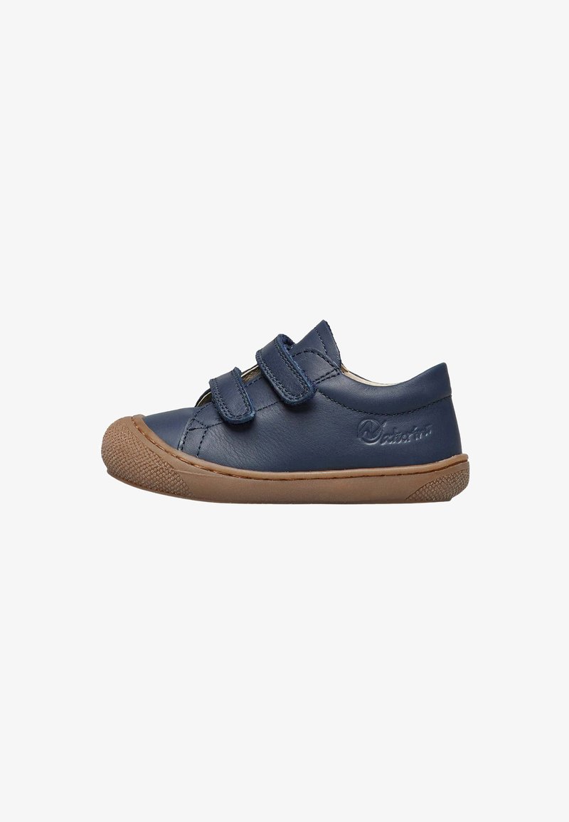 Chaussure bleue en cuir avec deux lanières Velcro, bout arrondi et semelle en caoutchouc marron. Présente un embout texturé et un logo en relief sur le côté.