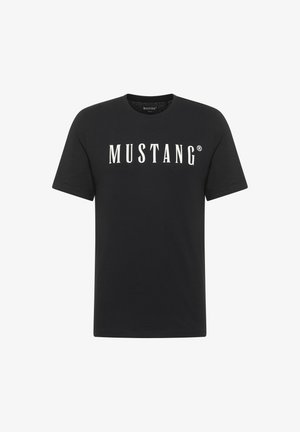 T-shirt in cotone nero con scollatura a girocollo, caratterizzato dalla scritta "MUSTANG" in grandi lettere bianche sul petto. Maniche corte e semplici.