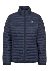 Tamsiai mėlyna pūkinė striukė su aukštu apykakliu, horizontaliu siūlėtu raštu, priekiu užsegama užtrauktuku ir mažu emblematu ant krūtinės. Lengva medžiaga.