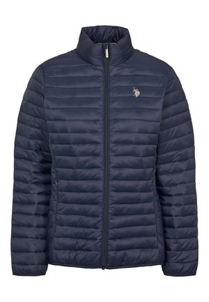 Marinblå vadderad jacka med hög krage, horisontellt sydd mönster, dragkedja fram och en liten emblem på bröstet. Lätt material.