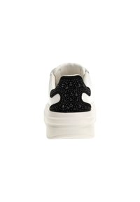 Sneaker bianca con un tallone nero testurizzato, parte superiore liscia e suola ammortizzata. Caratteristiche includono un tallone rinforzato e un design minimalista.